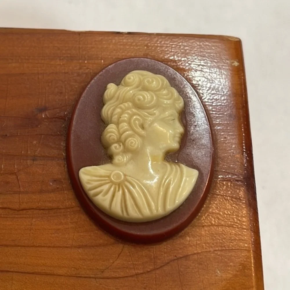 💜VINTAGE CAMEO  Wooden‎ Jewelry Box